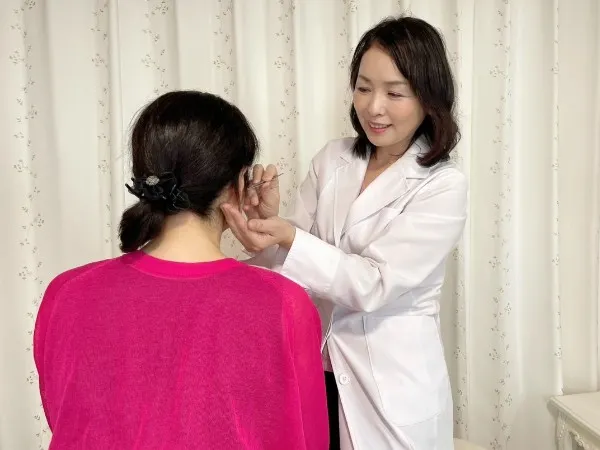 耳ツボダイエット施術の様子