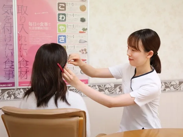 耳ツボダイエット施術の様子