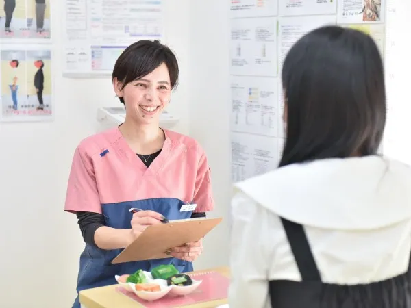 耳ツボダイエット施術の様子