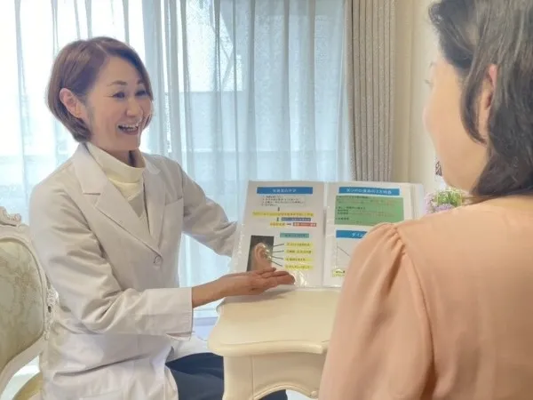 耳ツボダイエット施術の様子