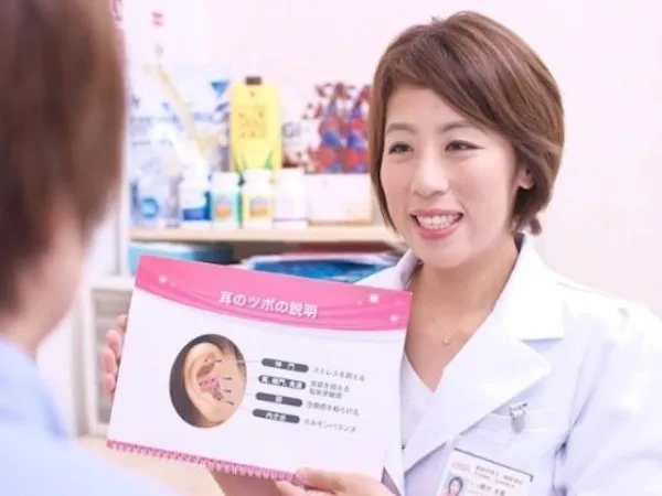 耳ツボダイエット施術の様子
