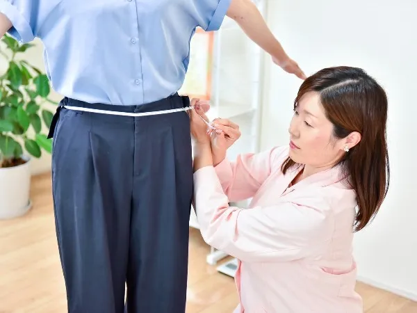 耳ツボダイエット施術の様子